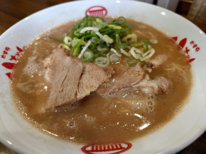 太宰府八ちゃんラーメン 天神店の豚骨ラーメン。