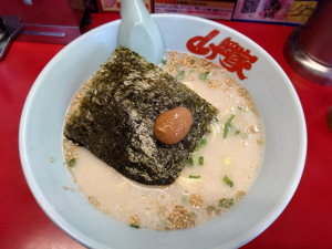 山岡家 南2条店の朝ラーメン。海苔の上に梅ペーストがのっている。